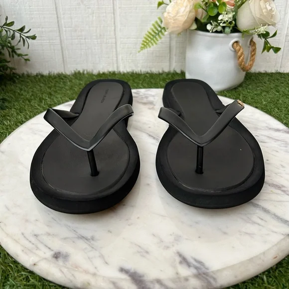 Tory Burch Black Minimalist Flip Flop Sandals women size 10 preowned - Picture 6 of 13